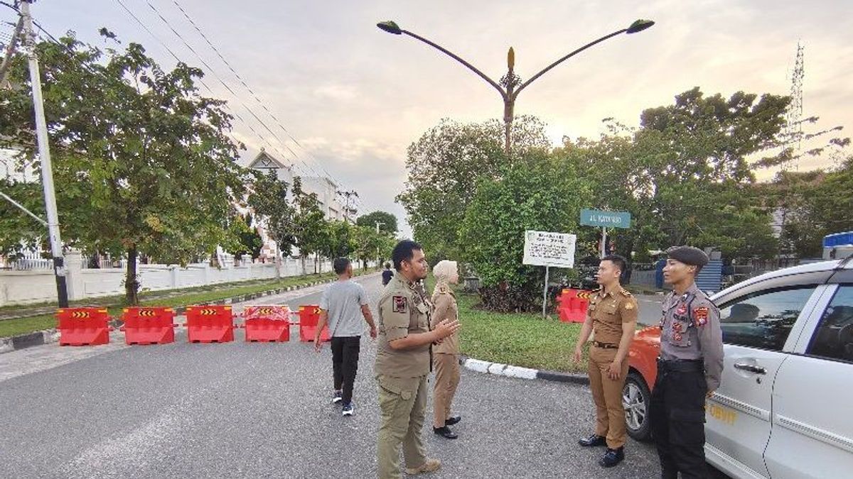 Satpol PP Tutup Jalan Kawasan Rujab Gubernur Kalteng untuk Kamtibmas