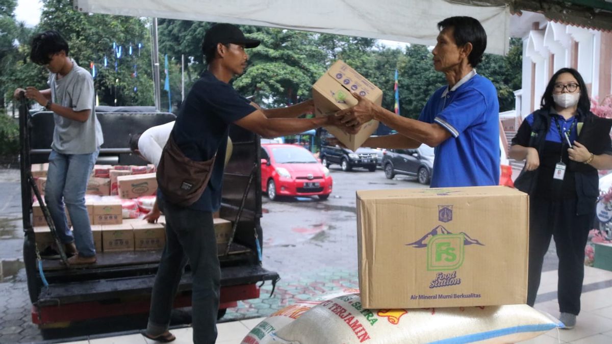 食品站向受极端天气影响的4个地区的居民分发基本食品援助