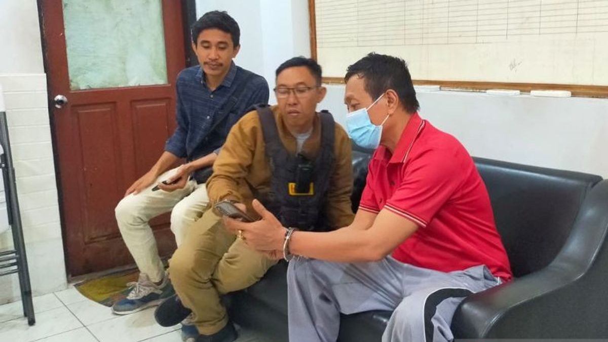 Should Have Sat On The Aisle Accompanied By Married Children, But Because Of The Distribution Of Methamphetamine, The Intention Of This Father From Mataram Was Bought