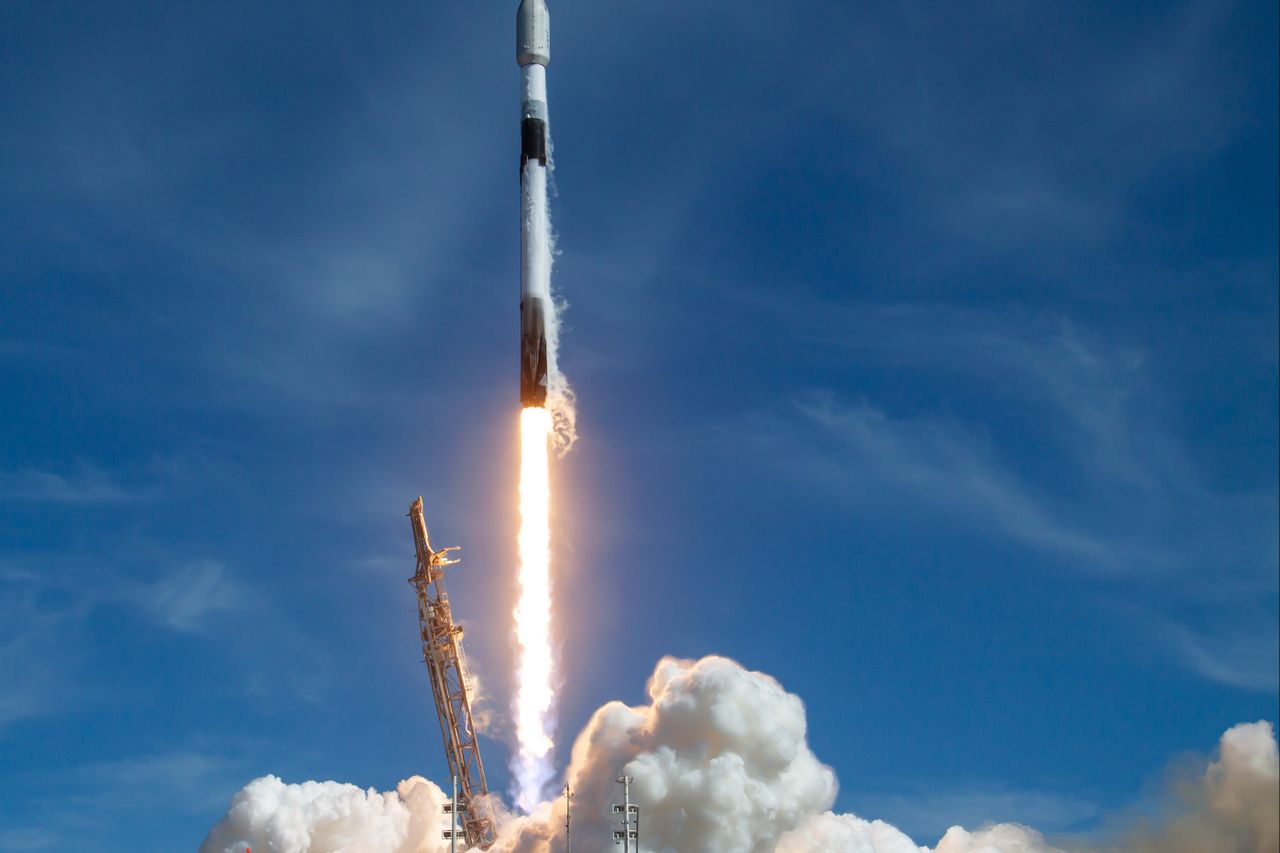 FAAはファルコン9を飛行機に戻すことを許可します