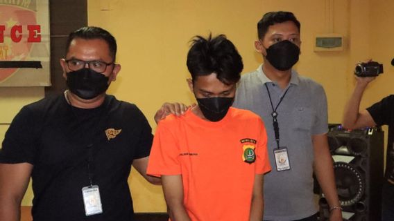 坦博拉的抢劫嫌疑人在Roxy以45万印尼盾的价格出售被盗手机，钱是买衣服和零食
