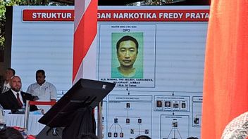 国家警察は、フレディ・プラタマを薬物で拘束する行為を行う