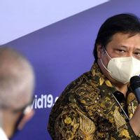 Menko Airlangga Targetkan 70 Persen Masyarakat Indonesia Terima Vaksin Akhir Tahun  Ini