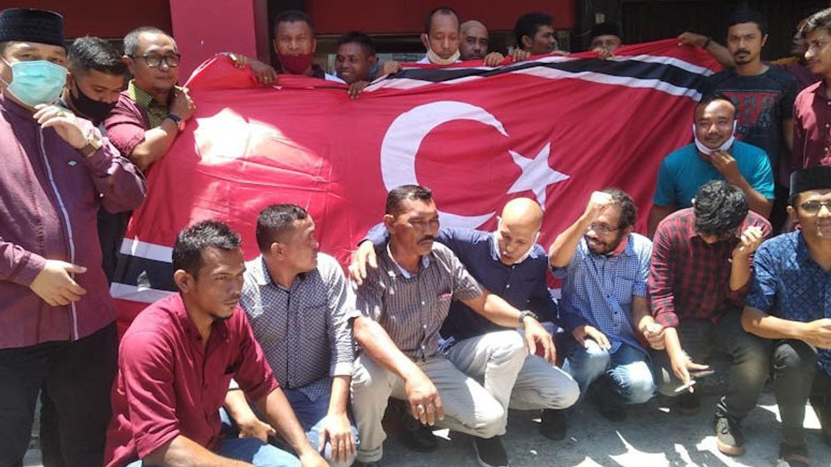 TNI-Polri: Pas De Levée Du Drapeau étoile De La Lune Sur La Côte Ouest D’Aceh