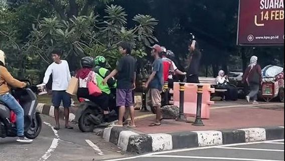 Pemotor Dimintai Uang untuk Lintasi Trotoar di Dekat DPR, Polisi: Kami Lakukan Penyelidikan