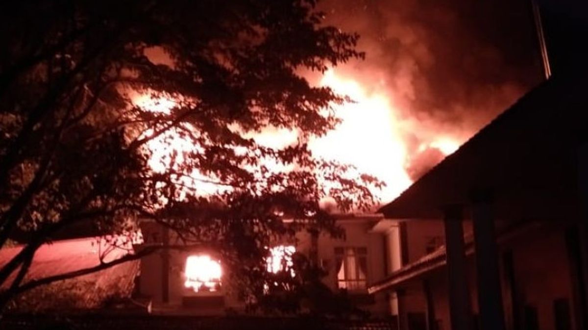 Kebakaran Kantor Bupati Halsel Maluku Berawal dari Ruang Staf Ahli