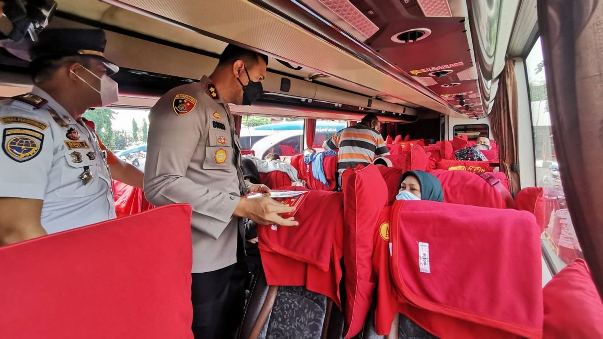 Satgas Saber Pungli Bagi Nomer Aduan di Terminal Bus Kalideres dan Samsat Jakbar