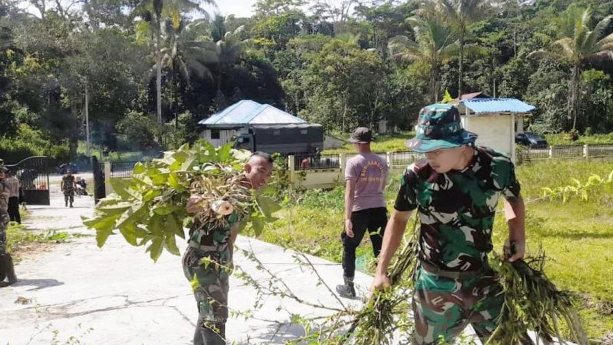 TNI-Polri Bersihkan Kampung Sabah Maybrat Papua Barat yang Ditinggal Eksodus Warganya