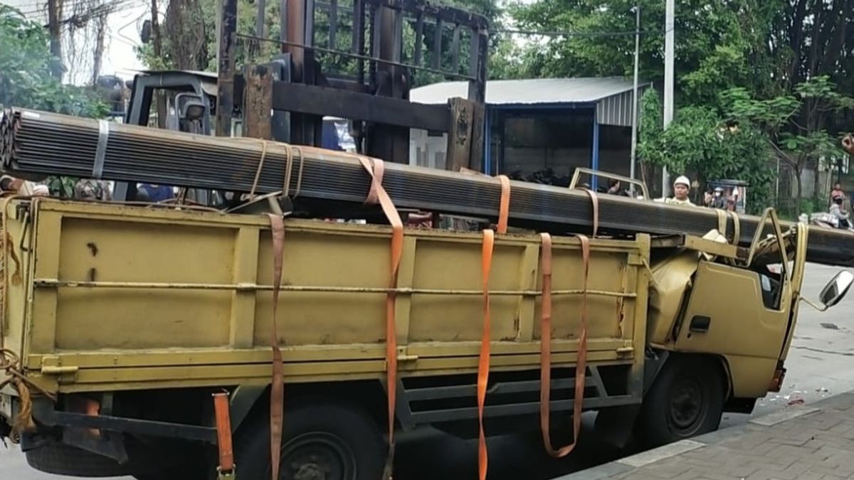 Sopir dan Kernet Truk Cold Diesel Tewas Tertimpa Besi yang Dibawanya