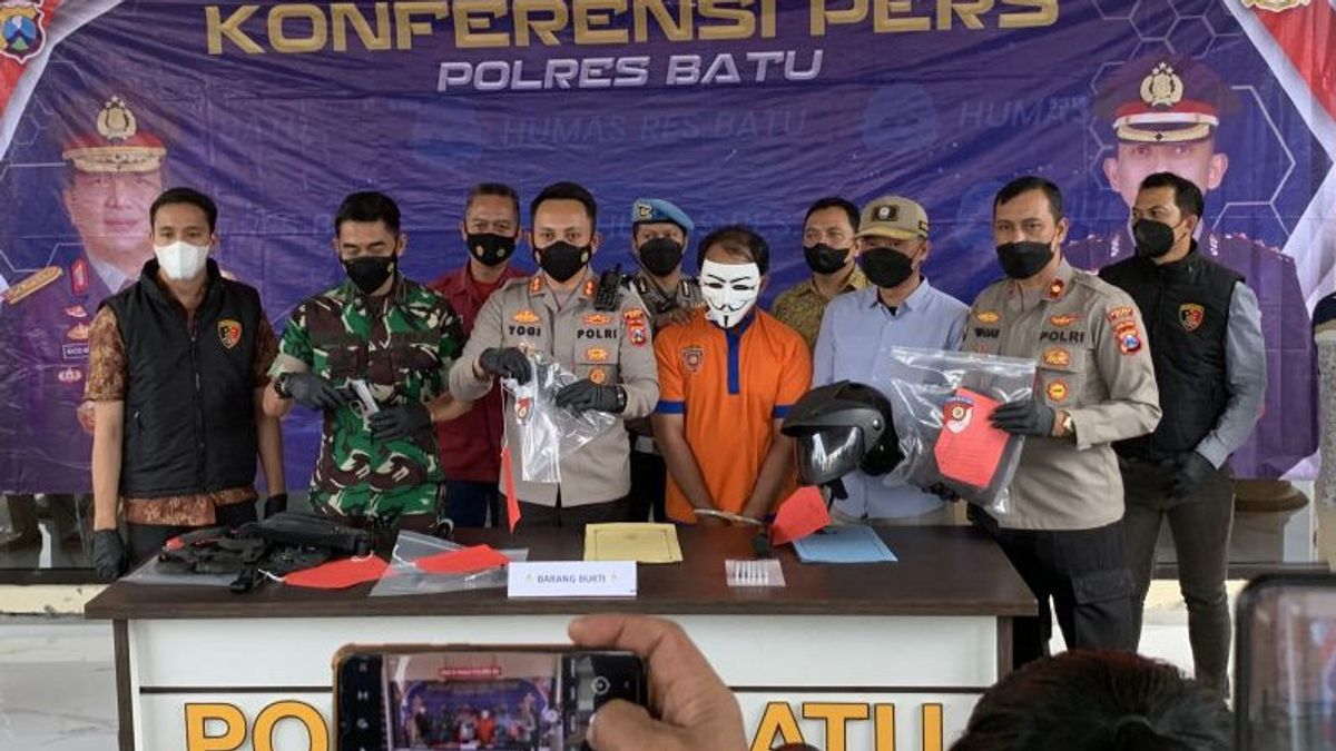 Pria di Kota Batu Acungkan Pistol karena Diserempet Pengendara Lain di Jalanan