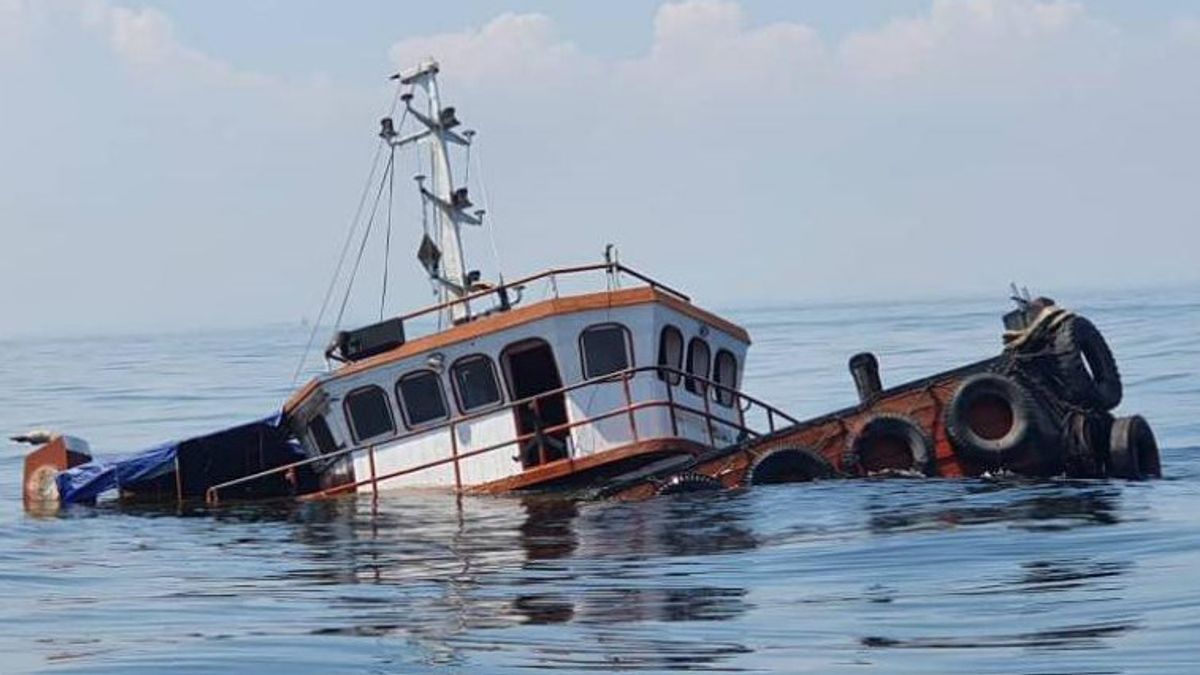 海軍がカリムンで沈没したタグボート海兵隊員9人の乗組員を救助