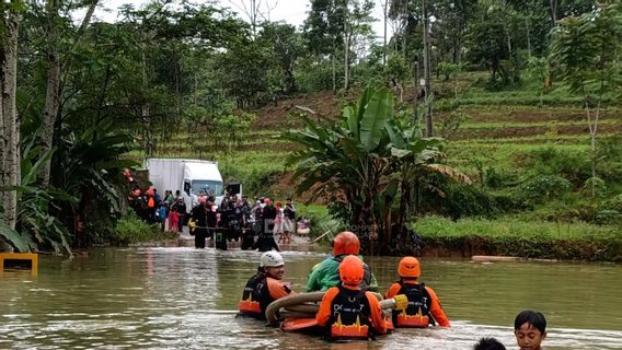 Banjir Melanda Sukabumi, DMC Dompet Dhuafa Evakuasi Warga Terdampak