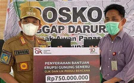 OJK Salurkan Bantuan Rp750 Juta bagi Masyarakat Terdampak Erupsi Gunung Semeru