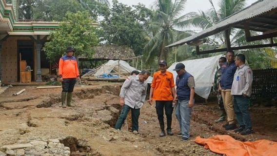 东爪哇BPBD检查波诺罗戈液化状况，村长要求居民搬迁