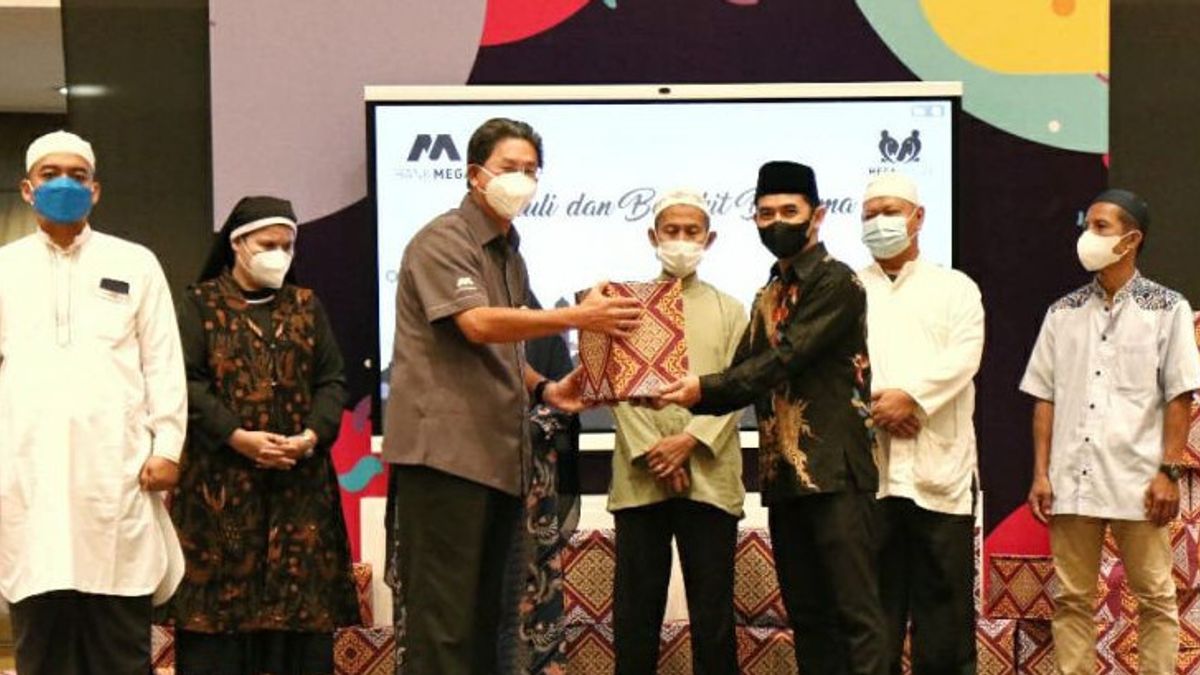 Bank Mega Owned By Conglomerate Chairul Tanjung Distributes Basic Foods Worth IDR 2.5 Billion For Less Fortunate Communities