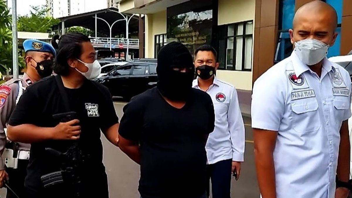 Le Trafiquant De Drogue Qui A Frappé La Police Et S’est Cassé Les Os A été Emmené à La Police Centrale De Jakarta