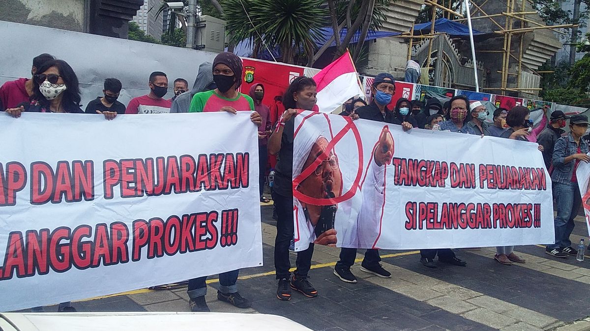 在Polda Metro Jaya前面进行示威，要求立即逮捕Rizieq Shihab