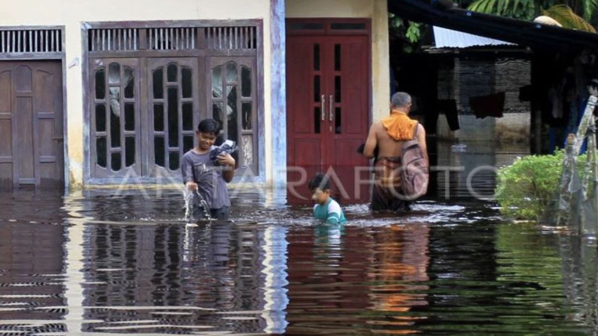 18 Villages In West Aceh Submerged By Floods