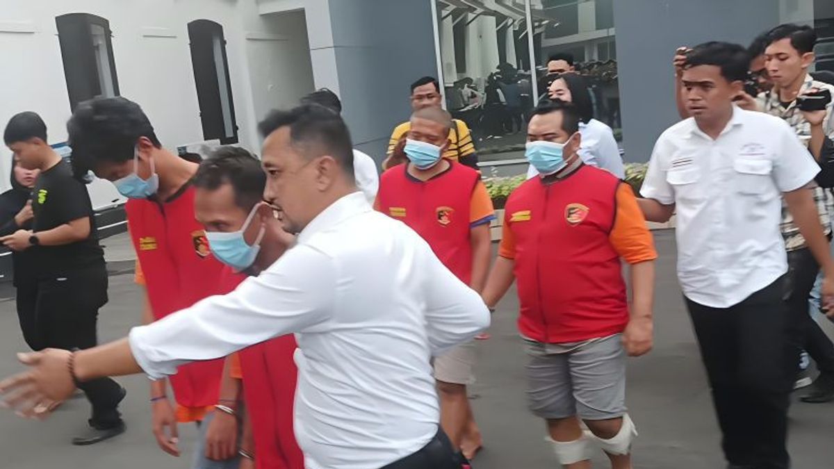 \Polisi اعتقلت عصابة من لصوص سيارات الأجرة عبر الإنترنت في سورابايا