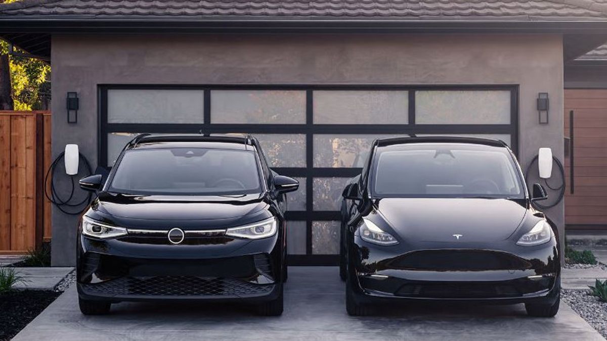 Tesla Meluncurkan Pengisi Daya Baru untuk di Rumah yang Dapat Mengisi Daya Semua Kendaraan Listrik