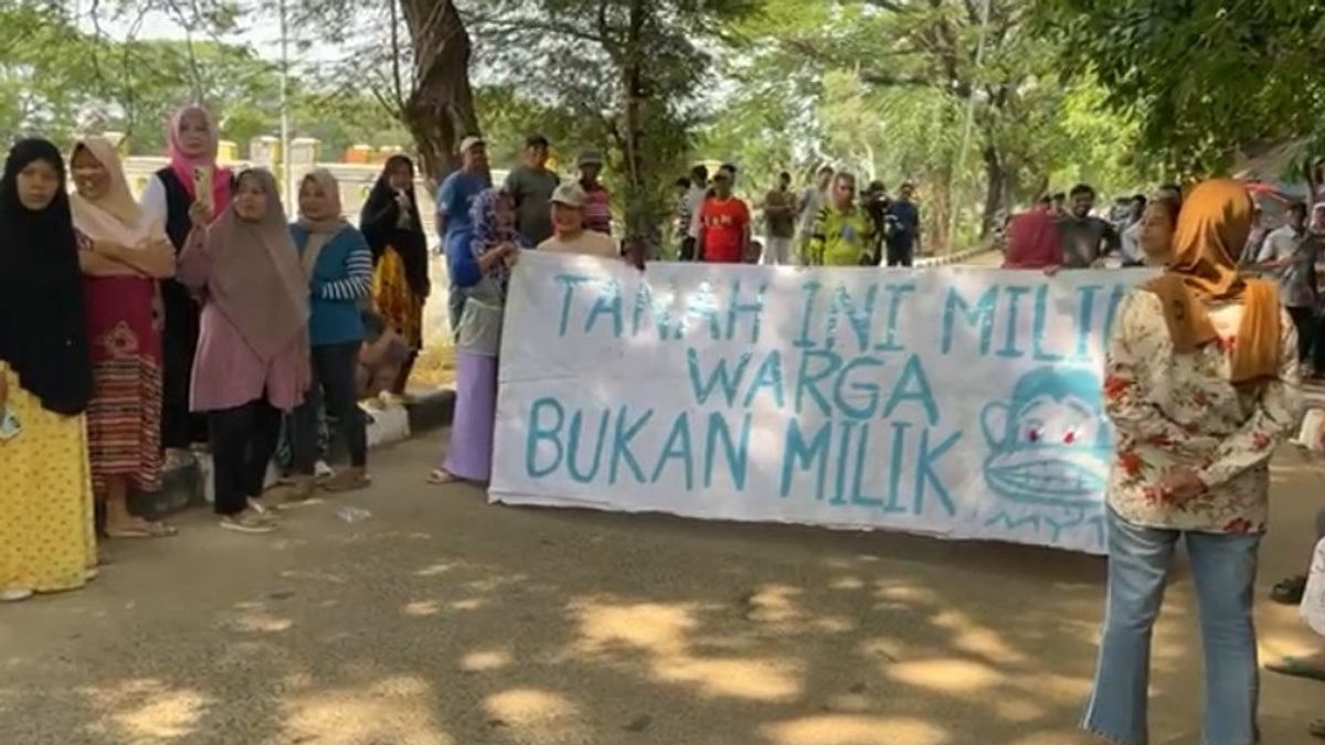 Residents Of Pondok BKT Reject Eviction While Bringing Banners