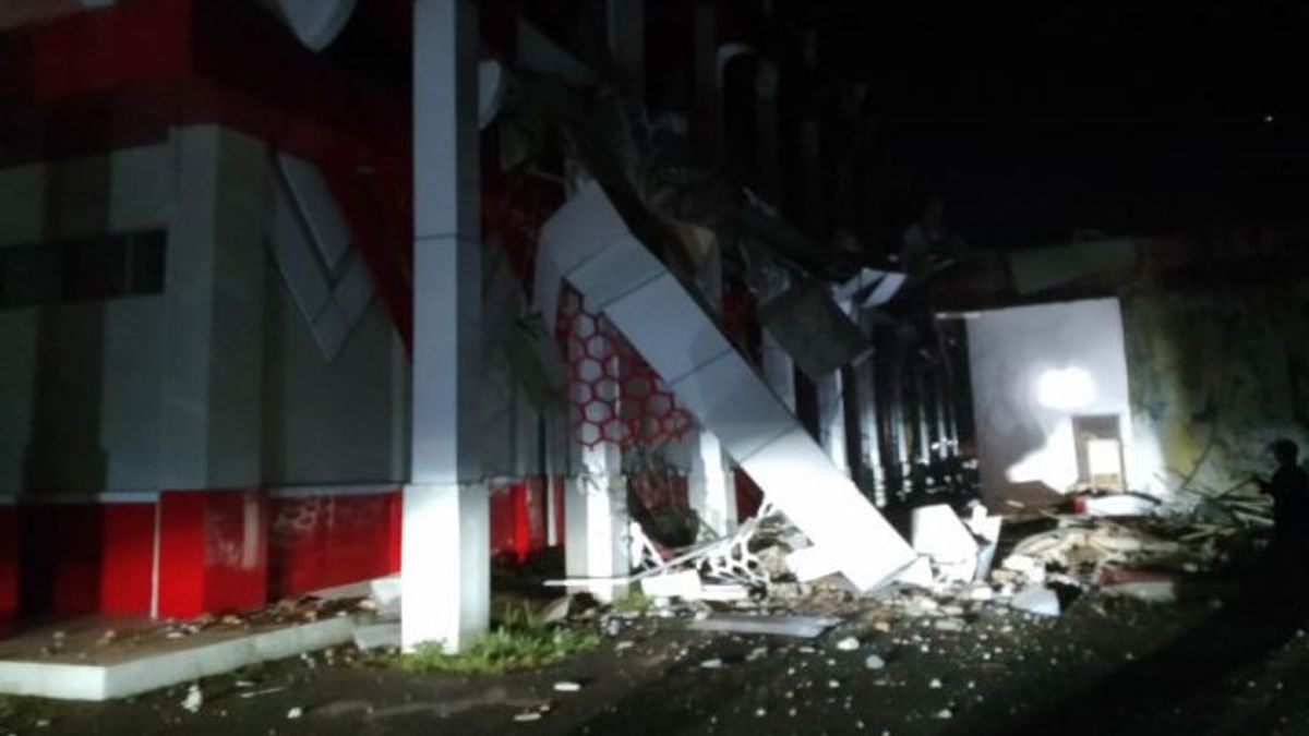西ハルマヘラでマグニチュード6.2の地震で被害を受けたコニビルの外側