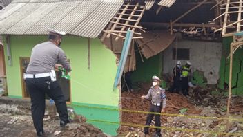 Usut يسبب شاحنة لتصل المدرسة في قرية سندانغغاليه، جاوة الغربية، الشرطة: الرجاء الوقت
