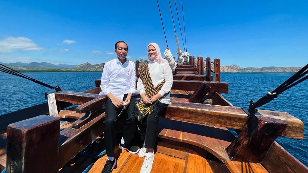 Di Bawah Terik Matahari, Jokowi dan Iriana Nikmati Sensasi Plesiran di Kapal Pinisi Menuju Pulau Rinca