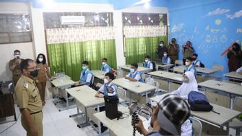 Wali Kota Makassar Danny Pomanto dan Fatmawati Rusdi Pantau Simulasi PTM di Sekolah, Pelajar Antigen Dulu