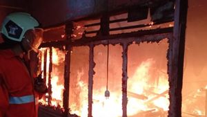 Rumah Pak Kus Nadi di Dekat Stasiun Kemayoran Terbakar Merembet ke Sejumlah Rumah Semi Permanen Lainnya