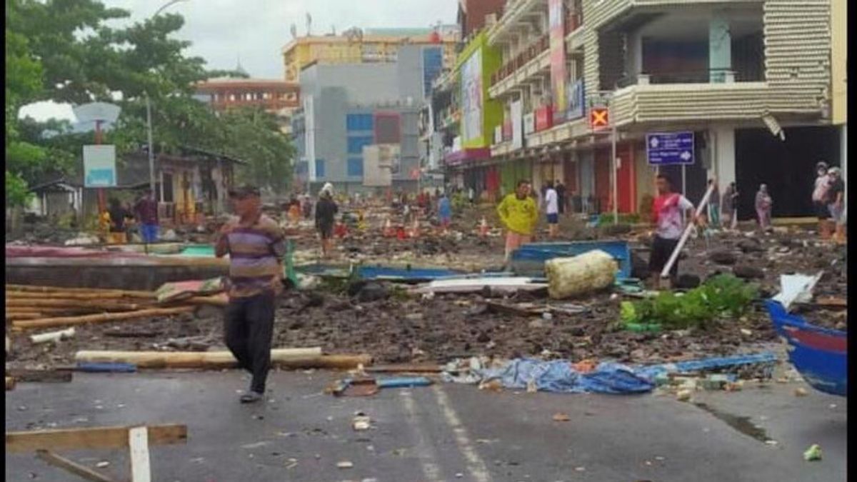 مانادو اليوم : العديد من القوارب ضرب البر الرئيسى ، والشوارع المليئة القمامة الحجارة بعد ضرب الأمواج