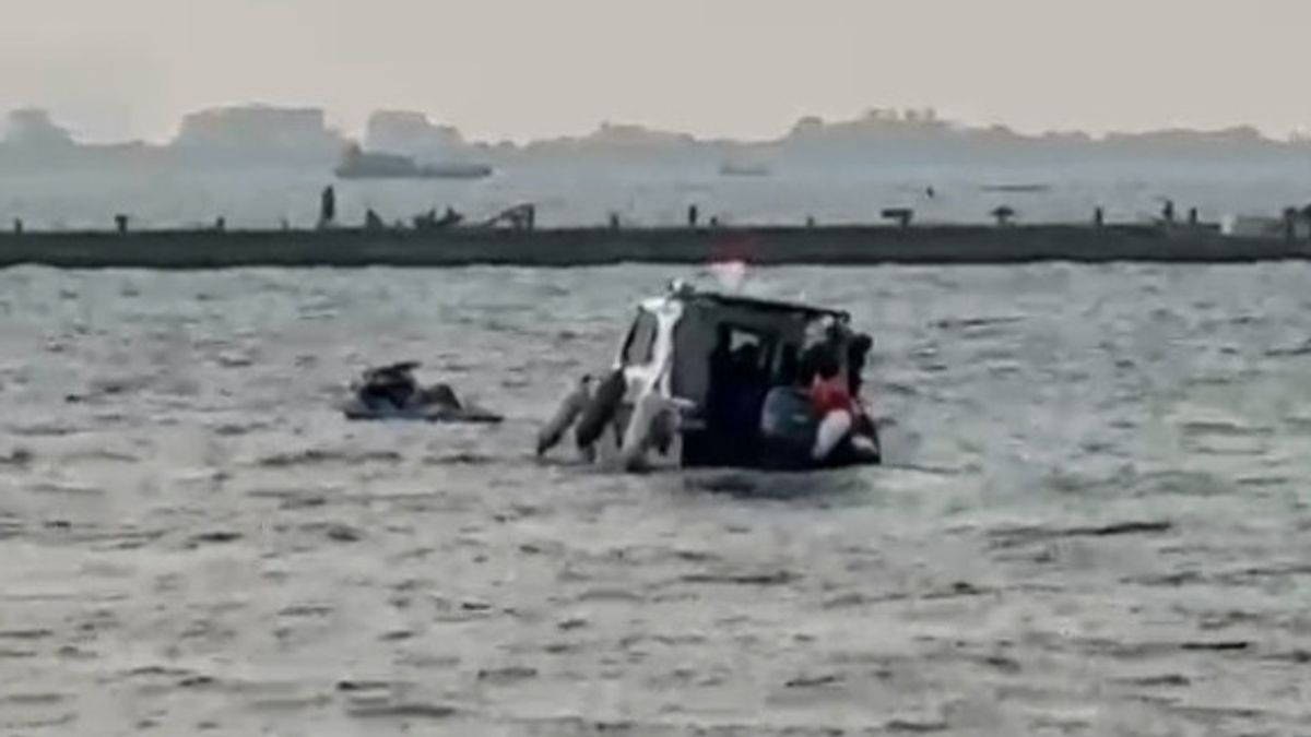 Dihantam Ombak, Pemain Jetsky Terseret Arus Pantai Mutiara Jakut