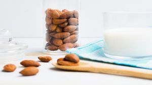 <i>Nyemil</i> Almond Bisa Membantu Tidur Lebih Nyenyak, Ini Penjelasannya Menurut Penelitian