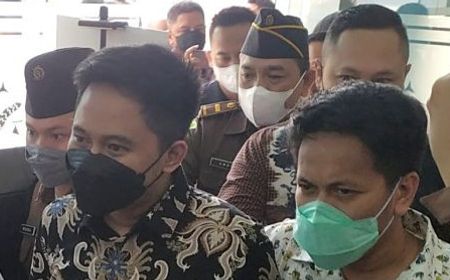 'Alhamdulillah Sehat', Kata Doni Salmanan Berbatik Saat Tiba di Kejati Jabar untuk Pelimpahan Perkara