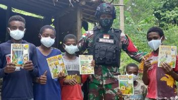 Satgas TNI Jalan Kaki Kelilingi Pelosok Kampung untuk Bagikan Peralatan Sekolah ke Anak-anak Papua