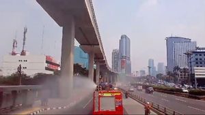 Kurangi Polusi Udara di Jalan Protokol, Damkar Jaktim Siram Sepanjang Jalan Cawang hingga Slipi