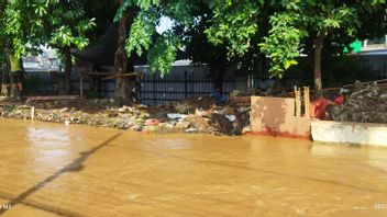カリバル川クラマトジャティジェボルラギの2メートルの堤防、通りや住宅地への流水