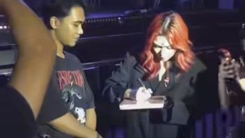 It's Different, This Fan Asks Isyana Sarasvati To Sign On The Script