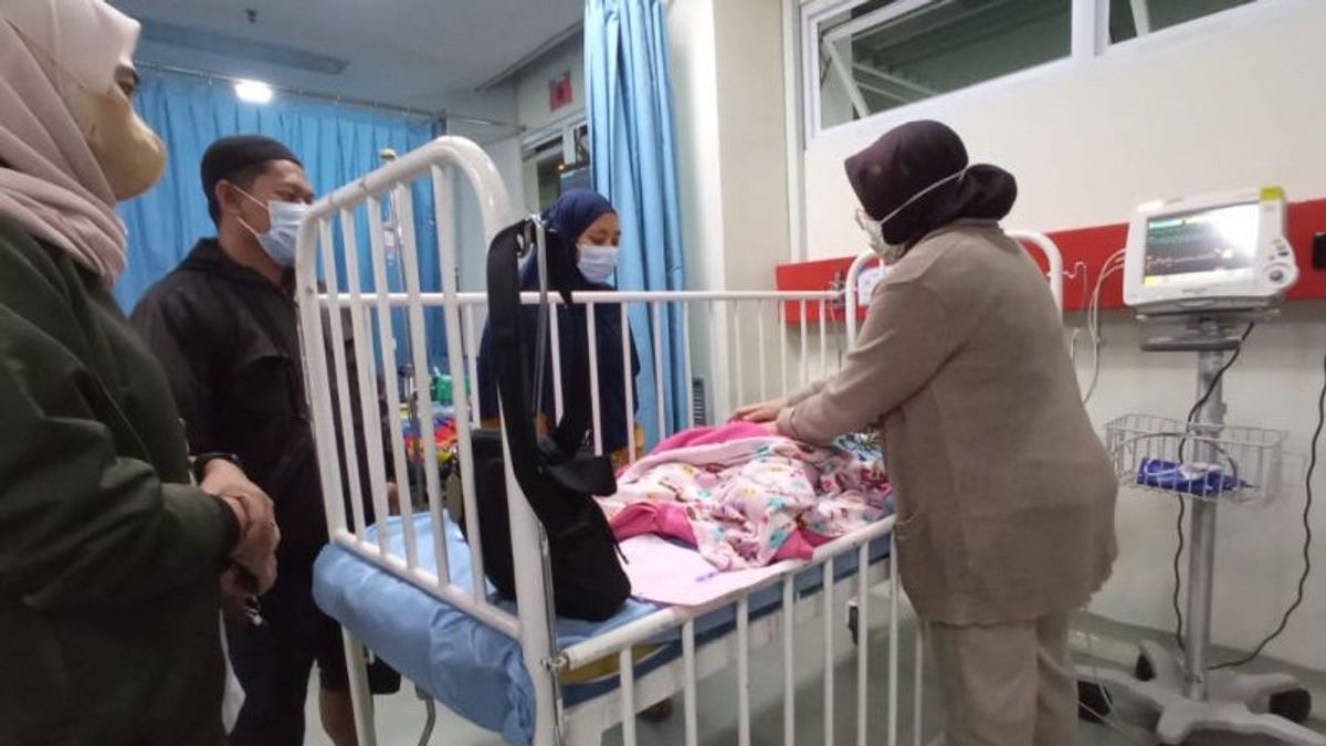 社会省は、インドラマユの急性腎不全の乳児をチプトマングンクスモ病院に紹介します