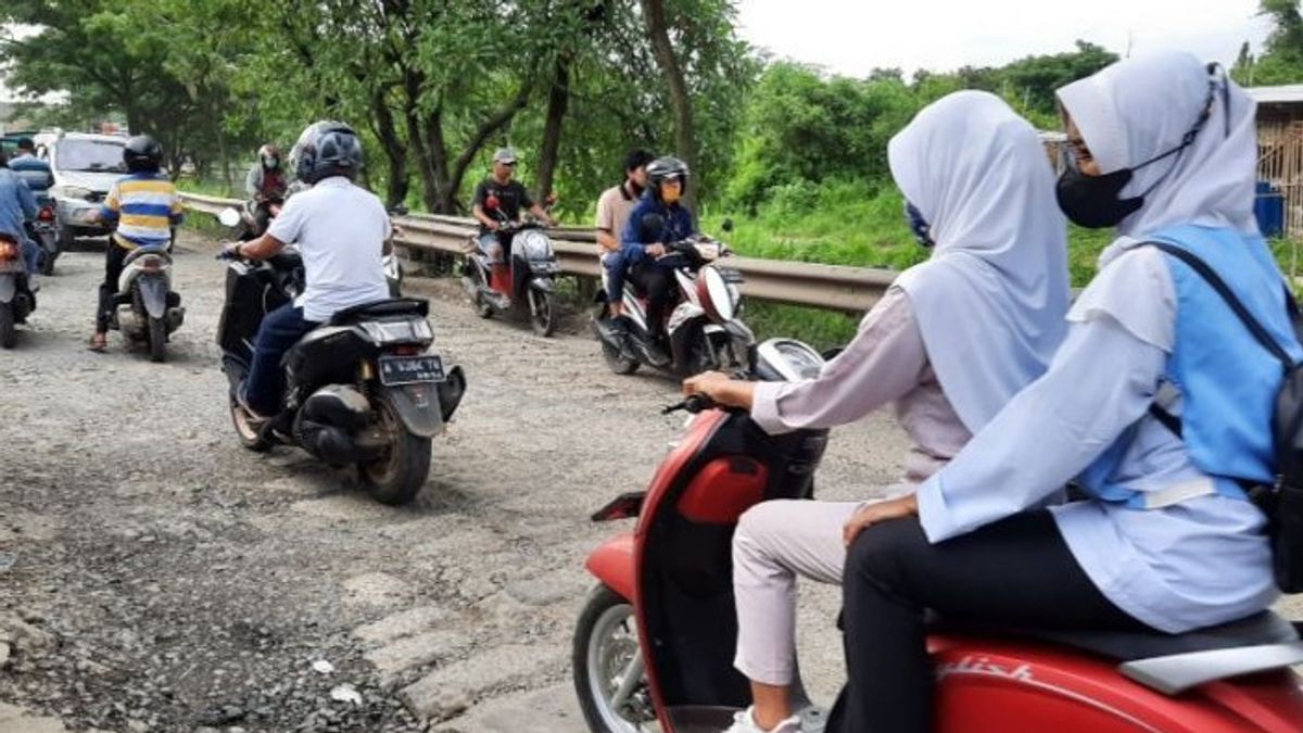 タンゲランの住民の代替道路は、彼らが病院にしたい場合は、深刻な損傷を受けています