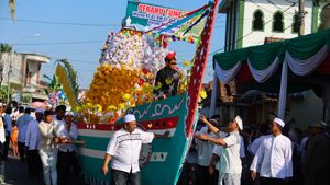 Banyuwangi Rayakan Maulid Nabi dengan Tradisi Endhog-endhogan