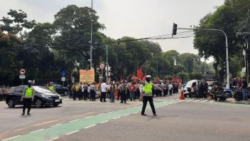 Pengendara Diminta Memutar, Polisi Tutup Jalan Imam Bonjol Sekitar KPU
