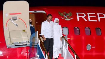 在伊里亚娜的陪同下，佐科威总统在苏拉威西岛东南部的南科纳韦登陆