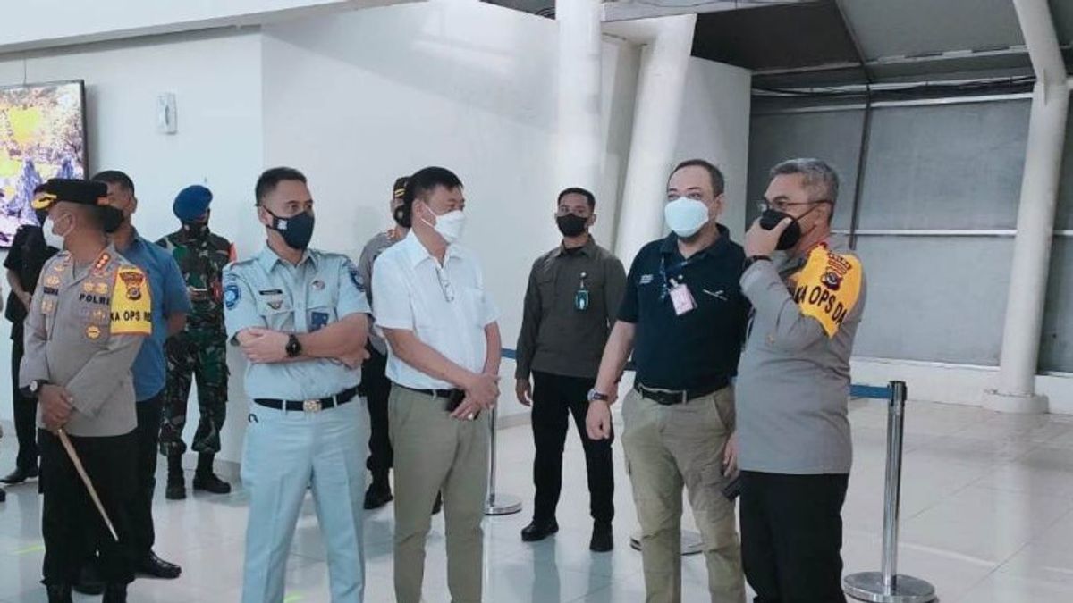 Wanting To Make Sure It Runs Smoothly, The NTT Police Chief Monitors Homecoming Flows At El Tari Airport