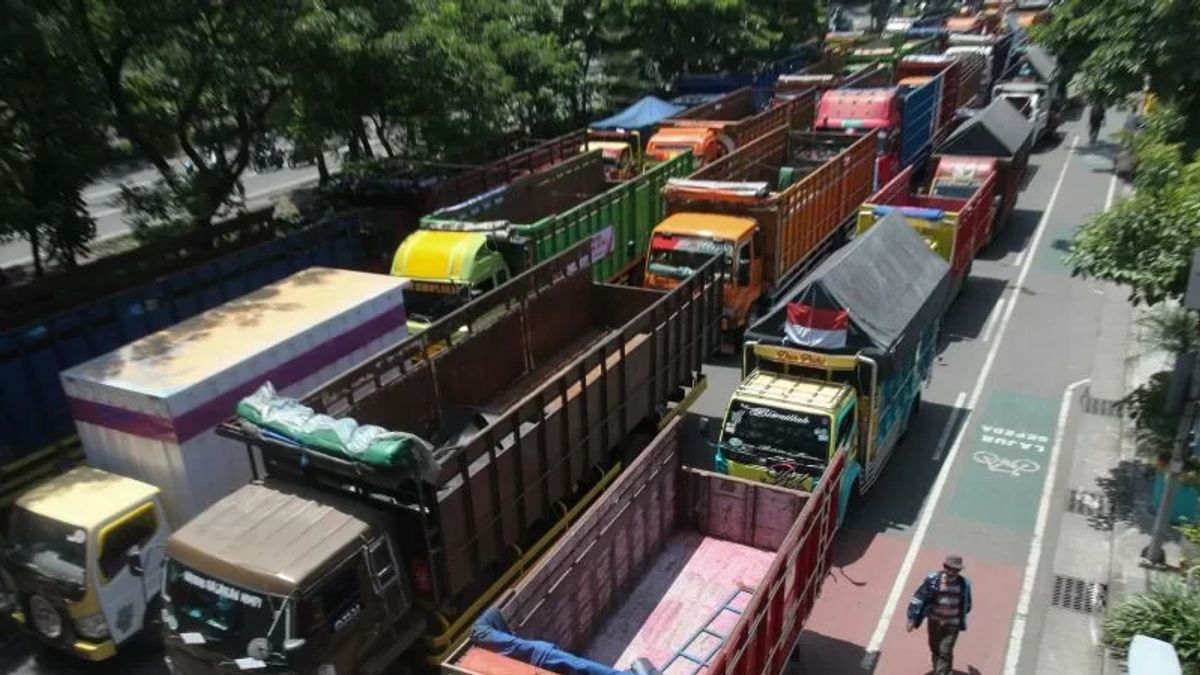 Les usagers de transport ferme confrontent un camion ODOL en activité continue