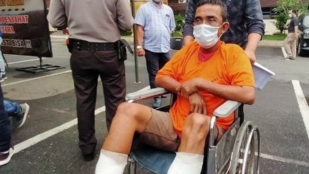 心烦意乱的骂人， 棉兰人用砖头杀死公共交通司机， 他的尸体被扔到路边