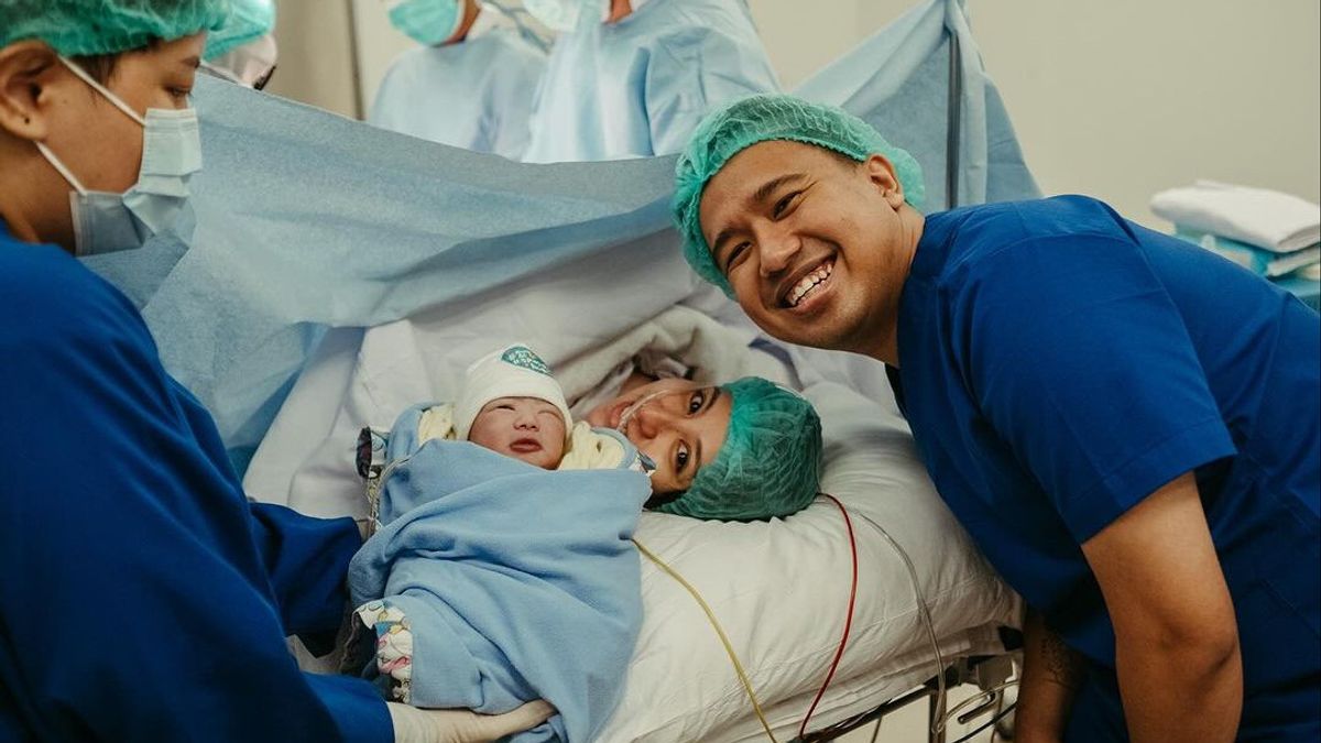 Selamat! Joshua Suherman dan Clairine Clay Sambut Anak Pertama