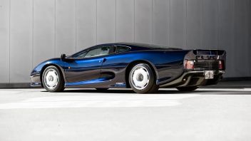 忘记的传奇超级跑车Jaguar XJ220现在正在展出拍卖,具有壮观的条件