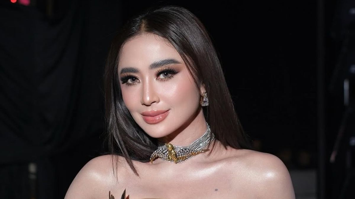 Not a Pilot, Dewi Perssik Admits to Having a New Partner in Uniform "Loreng"