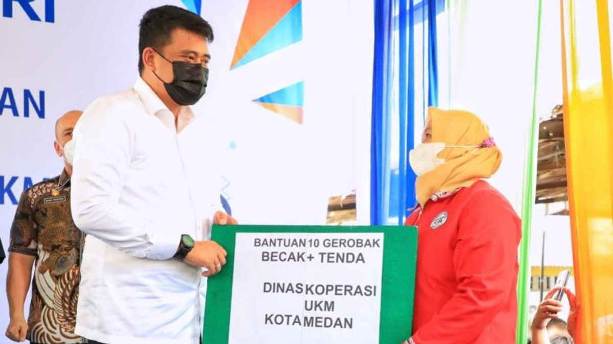 Wali Kota Medan Bobby Nasution Serahkan Bantuan Olahan Hasil Laut Istri Nelayan